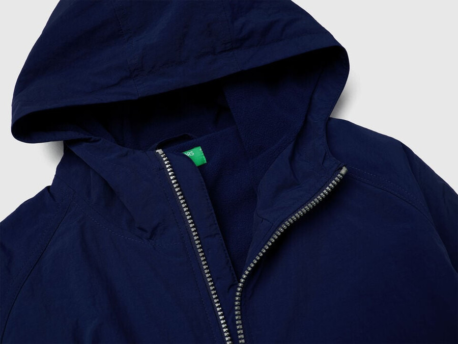 chaqueta de nailon con capucha