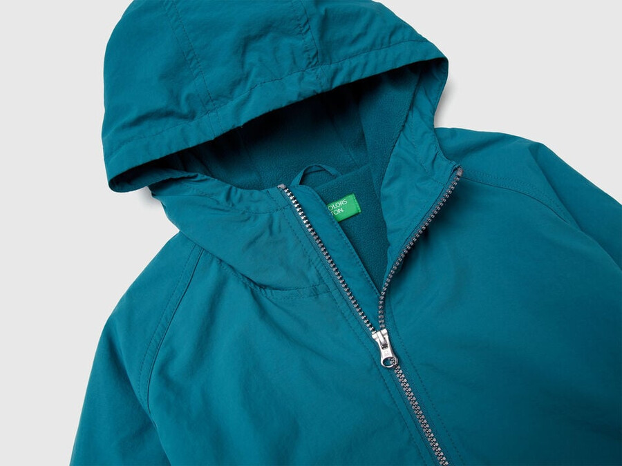 chaqueta de nailon con capucha