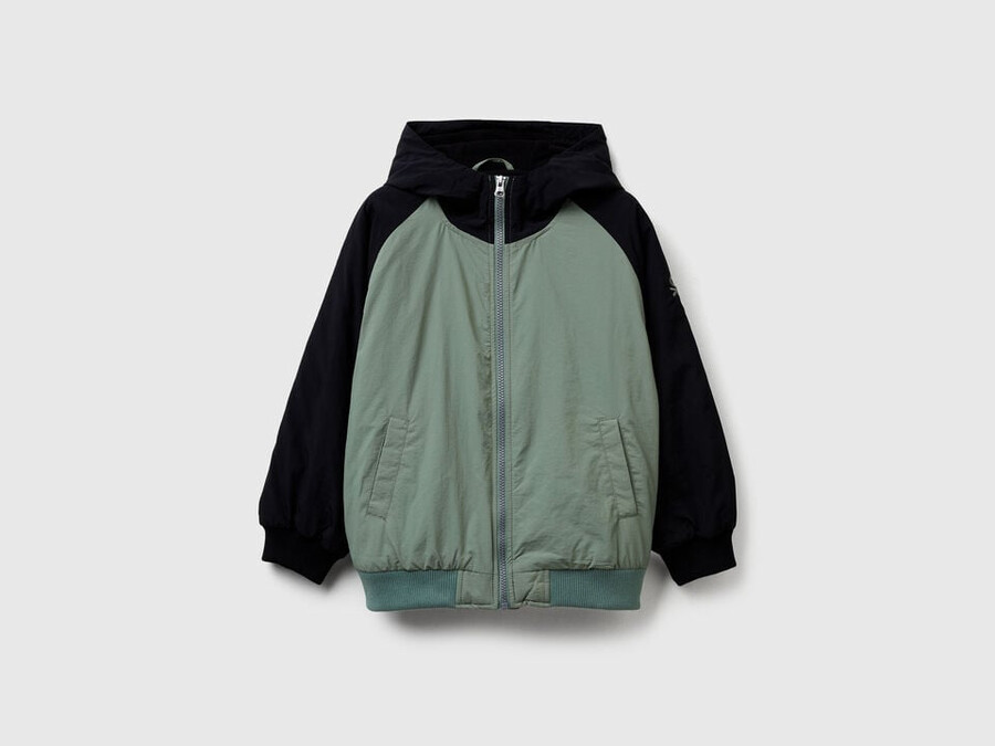 chaqueta de nailon con capucha