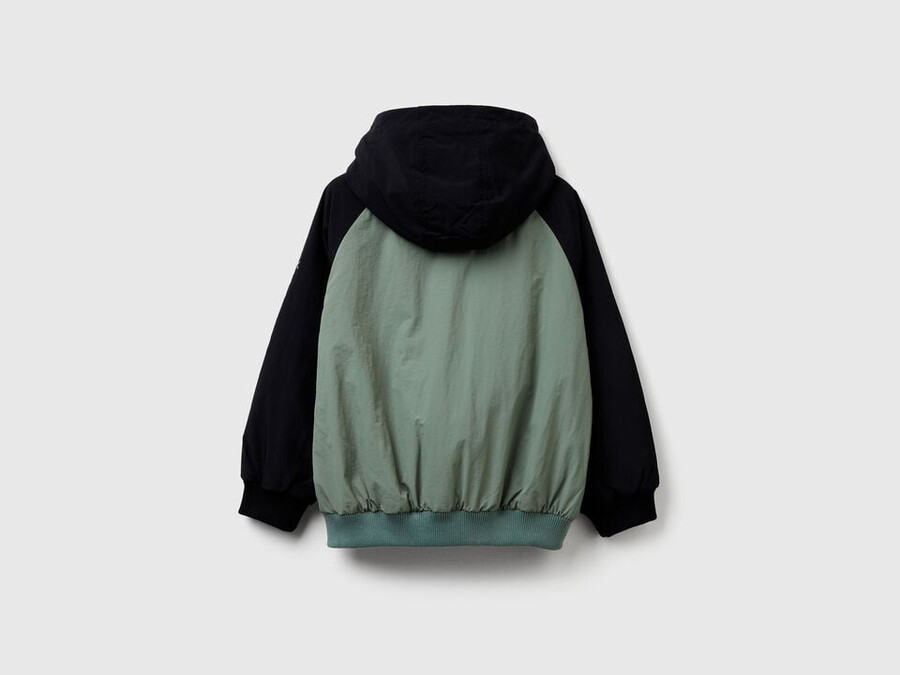 chaqueta de nailon con capucha