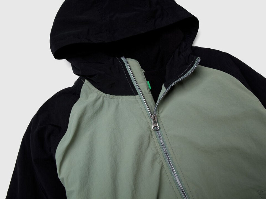 chaqueta de nailon con capucha