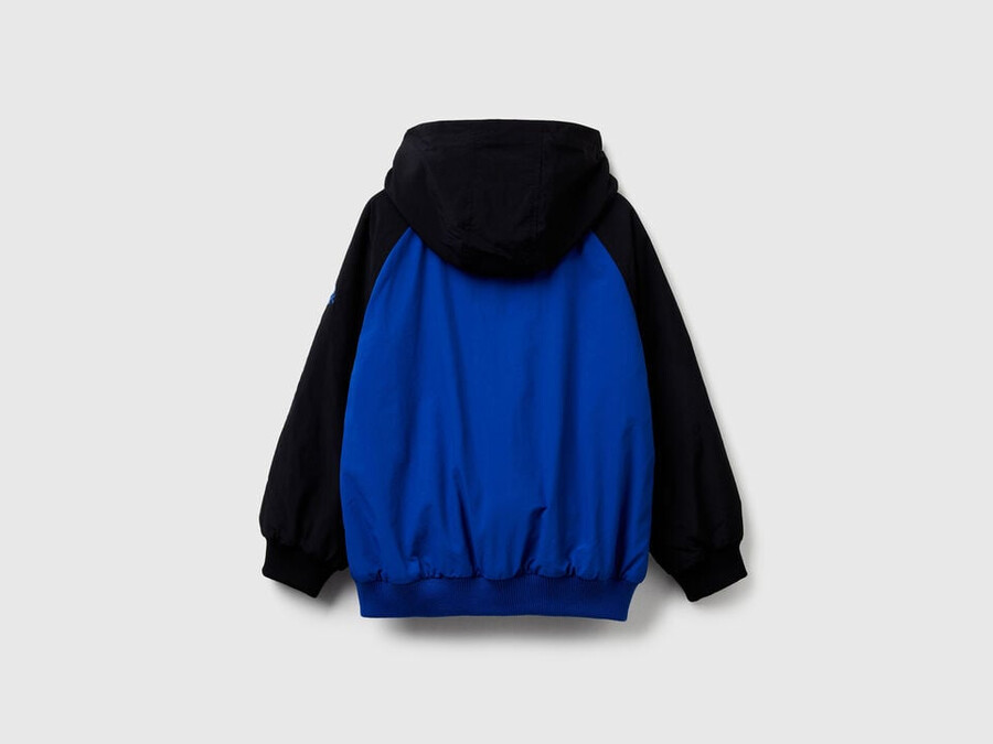 chaqueta de nailon con capucha