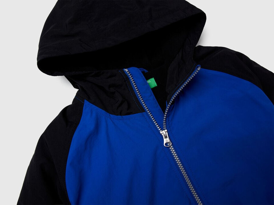 chaqueta de nailon con capucha